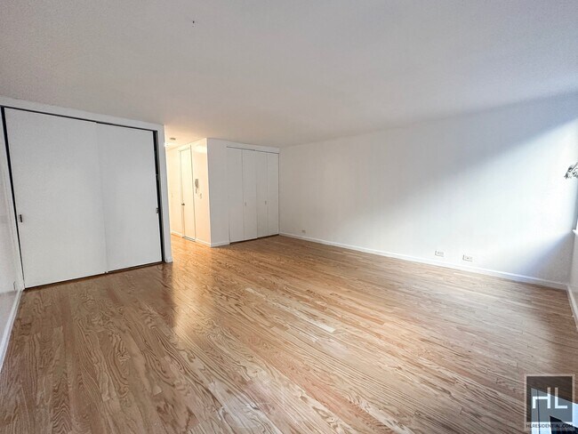Building Photo - Large studio in a doorman building in prim...