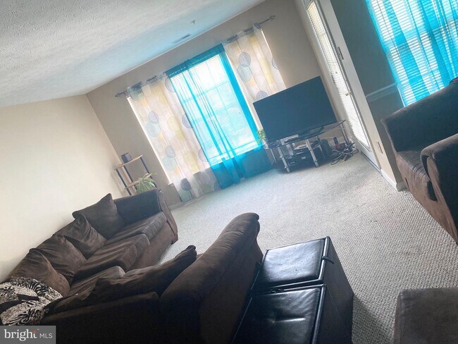 Foto del edificio - 3005 Hunting Ridge Dr