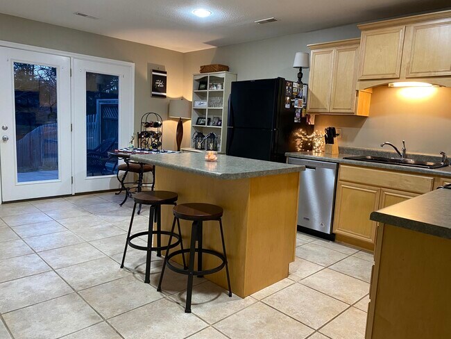 Foto del edificio - 2301 Shamrock Dr