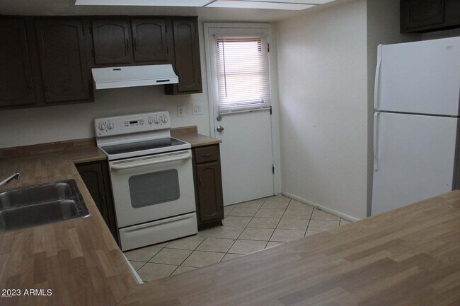 Building Photo - 1333 E Grove Cir