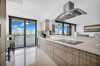 Building Photo - 801 N Venetian Dr