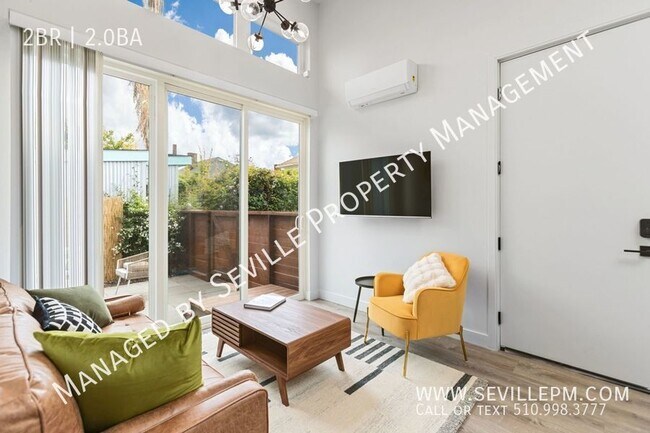 Building Photo - Stunning newer (2023) fully furnished deta...