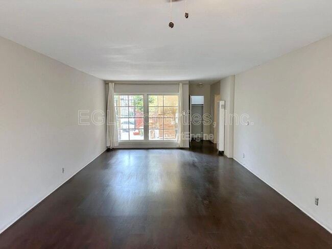 Foto del edificio - 7941 Blackburn Ave