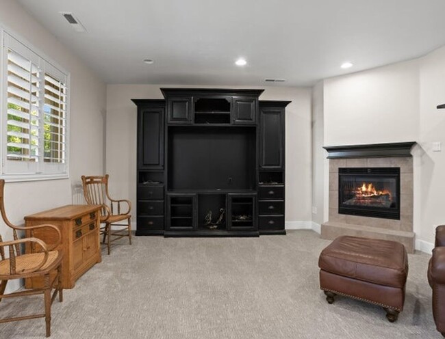 Foto del edificio - Spacious 4-Bedroom Basement Apartment – Ut...