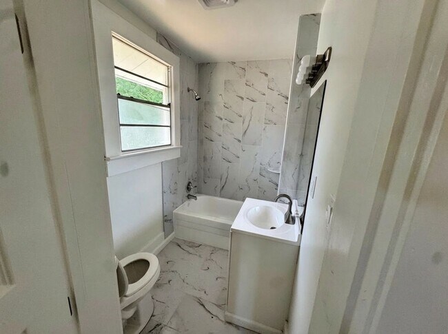 Foto del edificio - 3 Bedroom Single Family House 611 DIP in Mobile, AL 36606