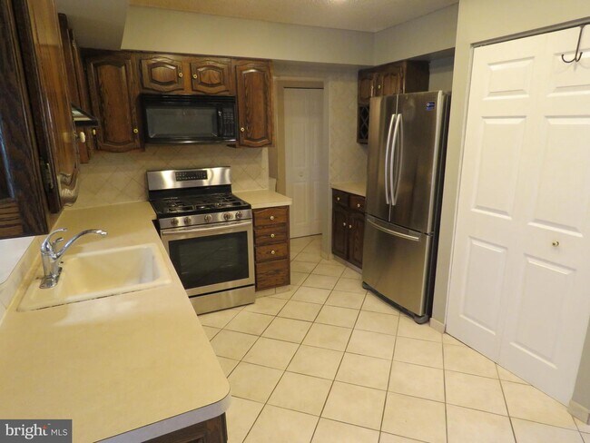 Building Photo - 6240 Patrick Henry Ct
