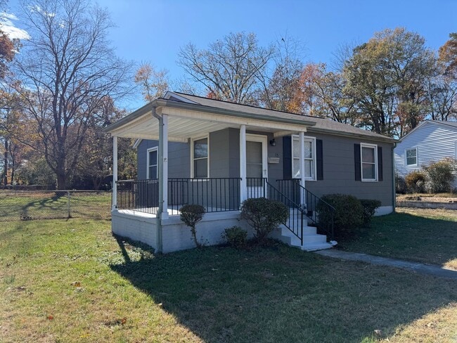 Building Photo - Charming 2 Bedroom Home With Spacious Yard!