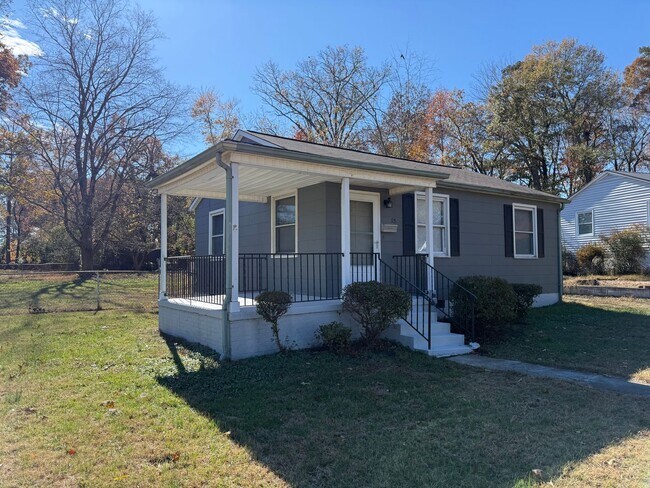 Foto del edificio - Charming 2 Bedroom Home With Spacious Yard!