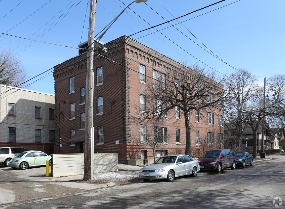 Building Photo - 2124 Garfield Ave S