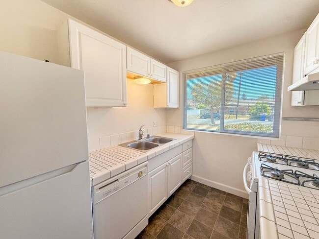 Foto del edificio - Charming 3BR Home with Spacious Yard in El...