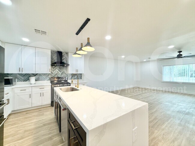 Foto del edificio - 1725 W Mitchell Dr