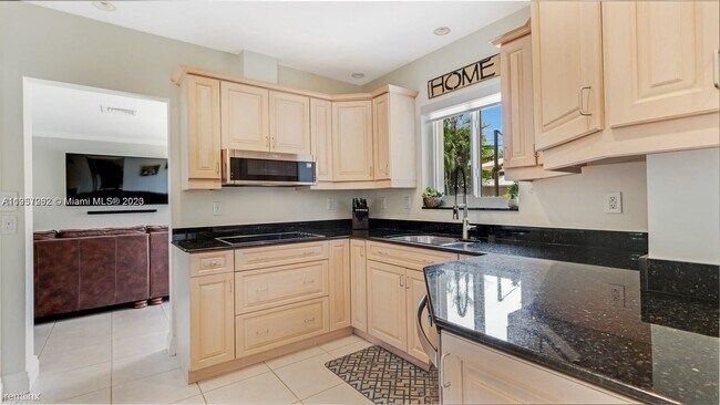 Building Photo - 3 br, 2 bath House - 2632 NE 30th St