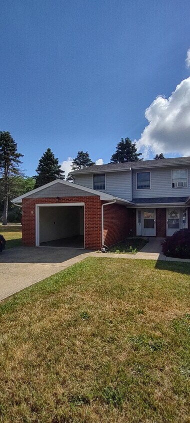 Private garage & drive - 5280 Fuller Dr