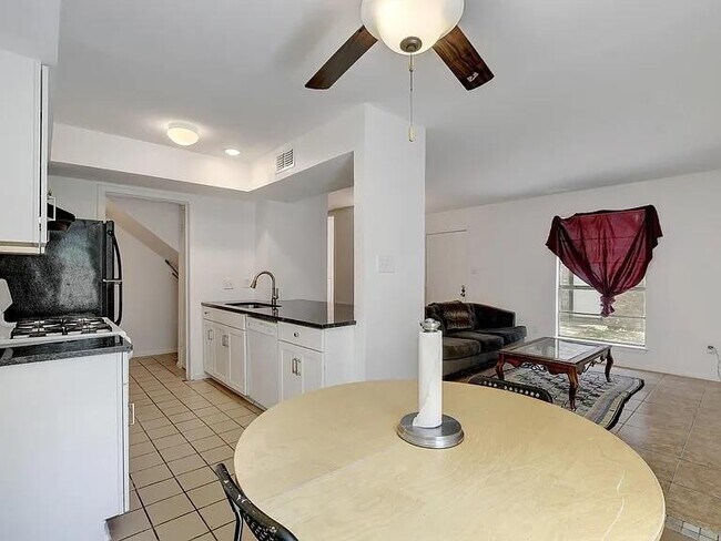 Foto del edificio - 5807 Cougar Dr