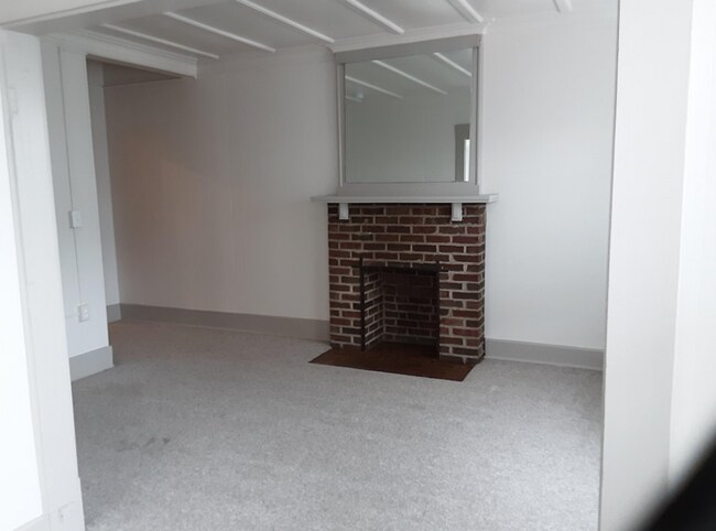 Foto del edificio - 847 1/2 Massachusetts