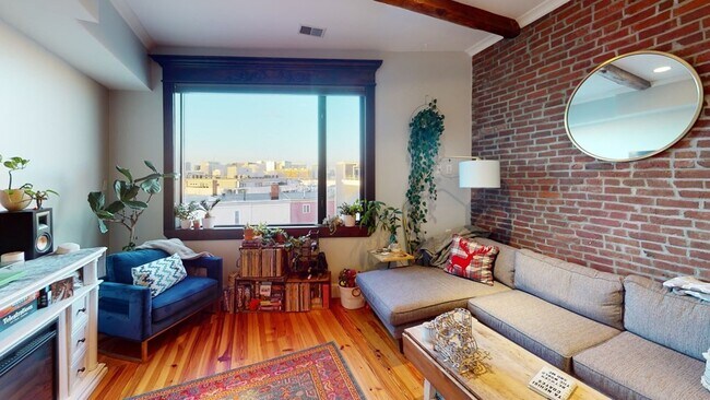 Foto del edificio - 412 E 3rd St