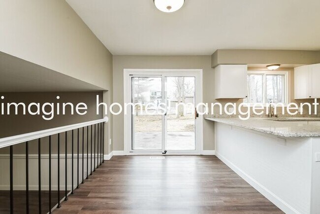 Building Photo - Large 4 Bedroom, 2.5 Single Family Home in...