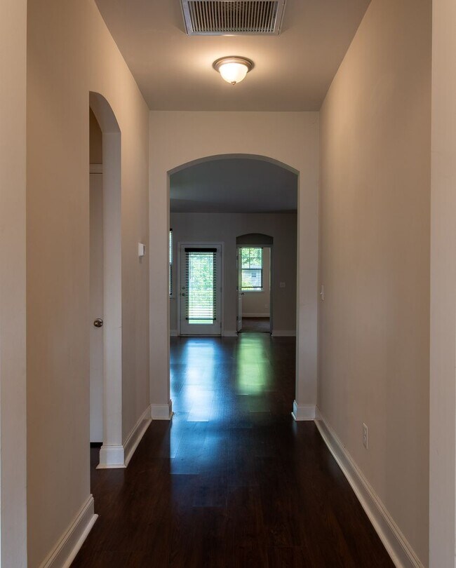 Building Photo - Modern Living in the Heart of Summerville!