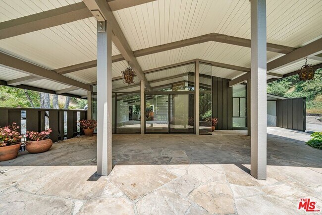 Foto del edificio - 3152 Mandeville Canyon Rd