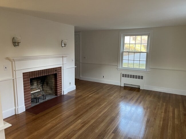 Building Photo - 4 Riverside Dr