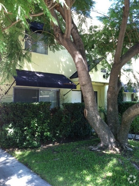 Building Photo - 4925 Coldwater Canyon Ave