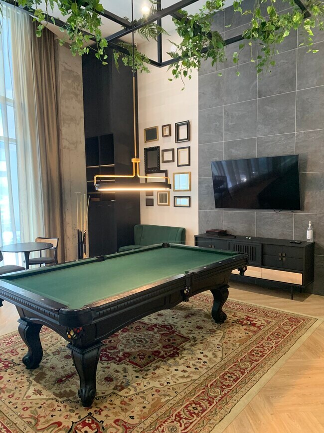 Salle privée avec table de billard - 3480 Boul Saint-Elzéar O