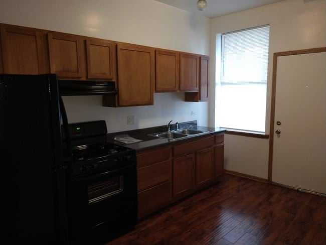 Building Photo - 4 bedroom in Chicago IL 60653