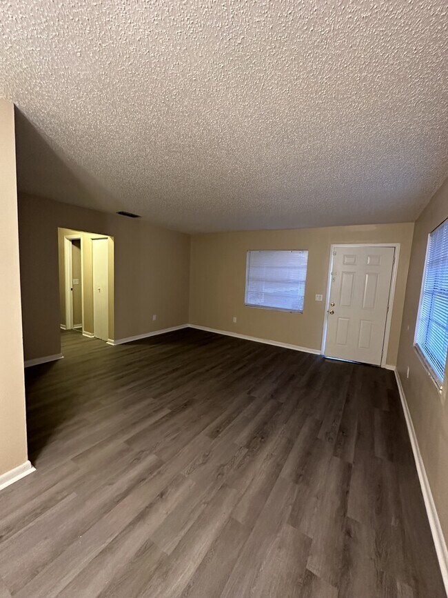 Building Photo - 3009 Ernest Dr