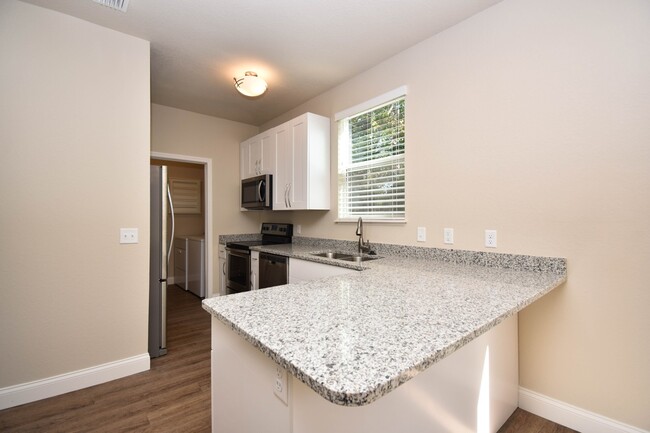 Building Photo - 2600 SW 35th Place #10 (Heather Lane)