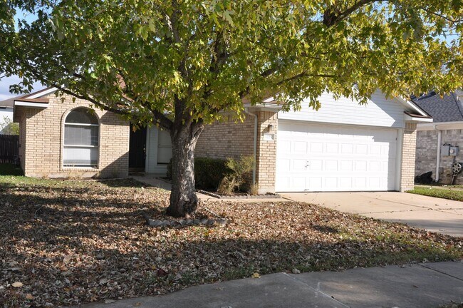 Building Photo - 3 Bedroom 2 Bath in Heatherwild