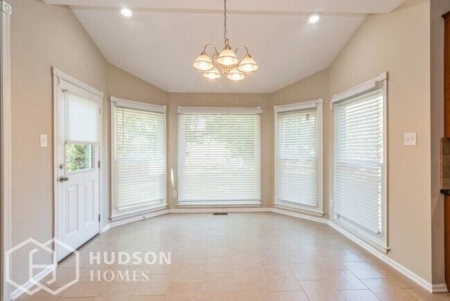 Building Photo - AVAILABLE NOW! - 42 Bruce Drive, Holland, ...
