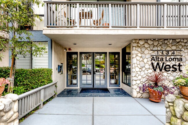 Foto del edificio - 1134 Alta Loma Rd