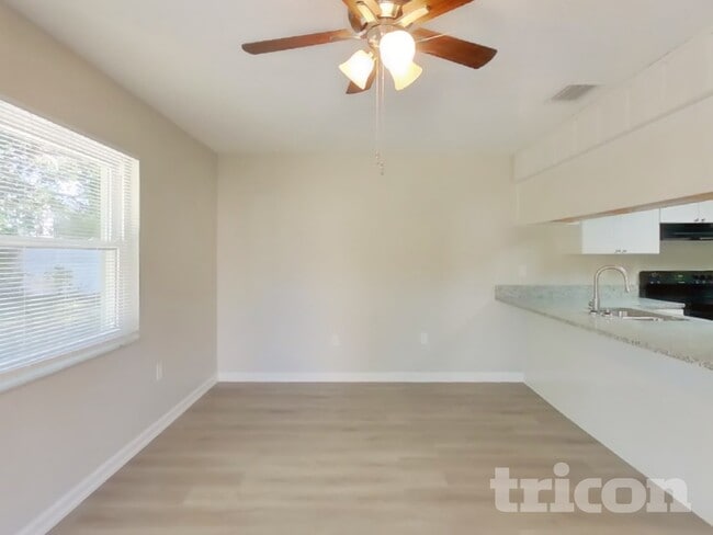 Foto del edificio - 330 Malcolm Ave