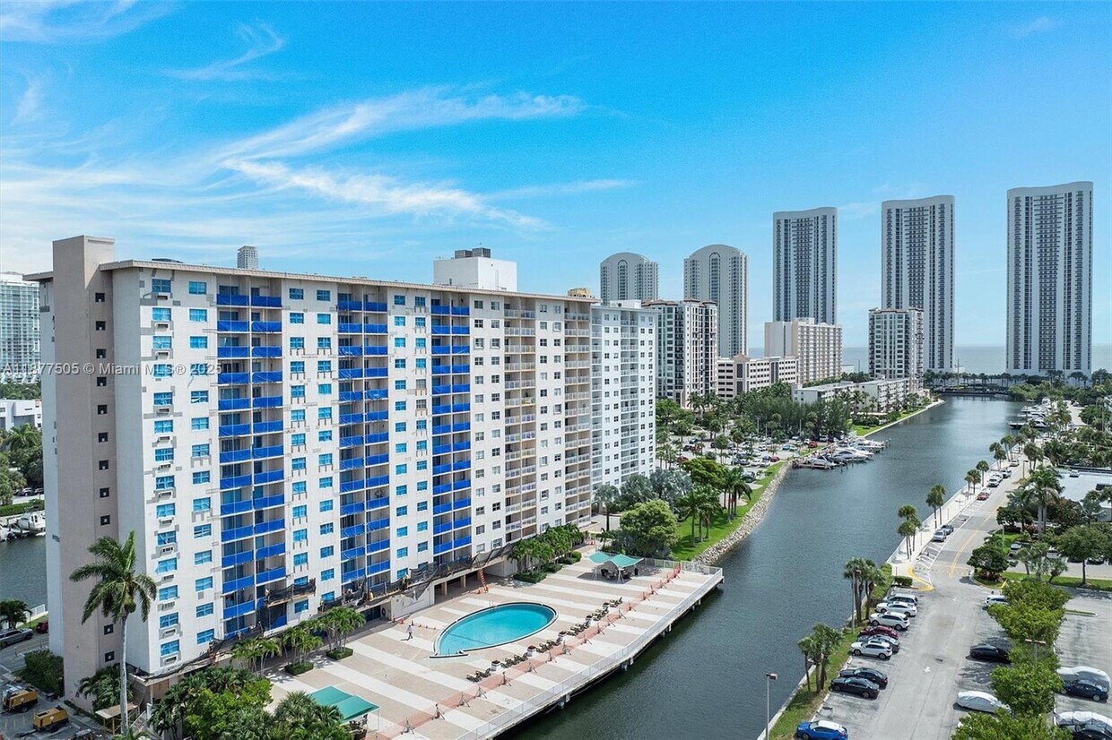 Foto principal - 400 Kings Point Dr