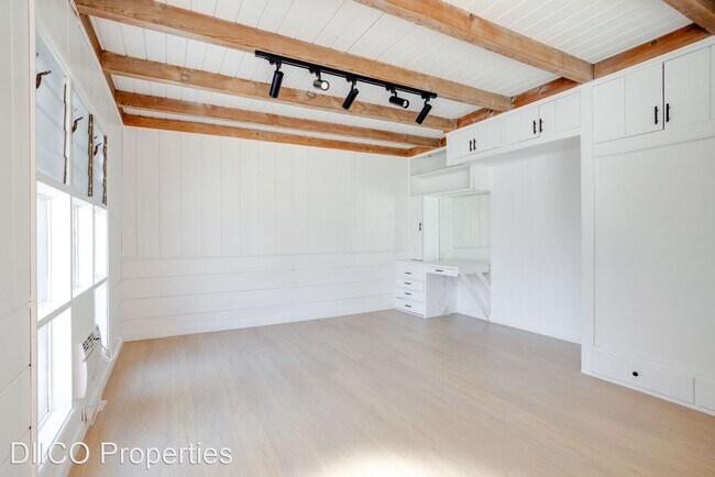 Building Photo - Studio, 1 bath Apartment - 651-657 Huntley...