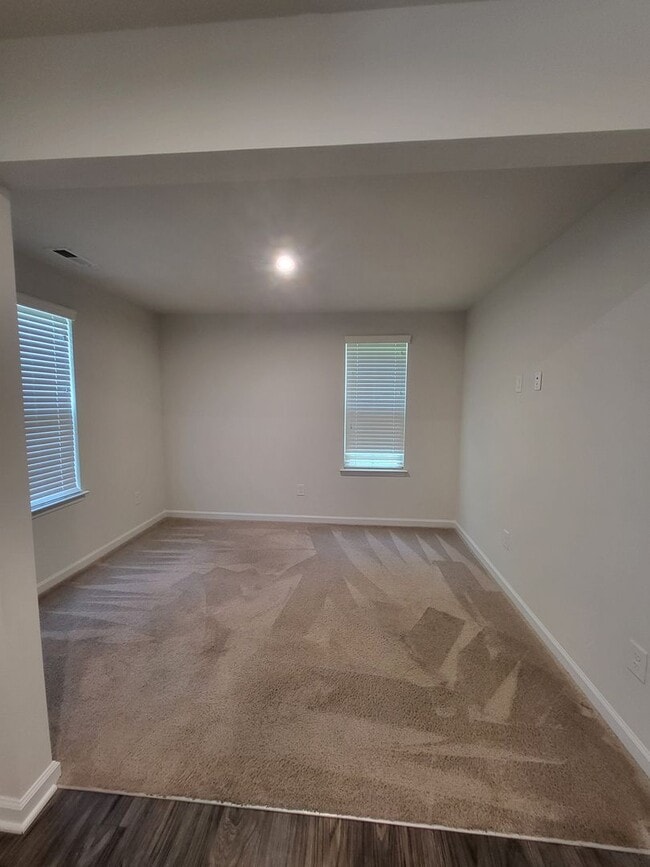 Building Photo - 3BR/2.5BA End Unit Townhome