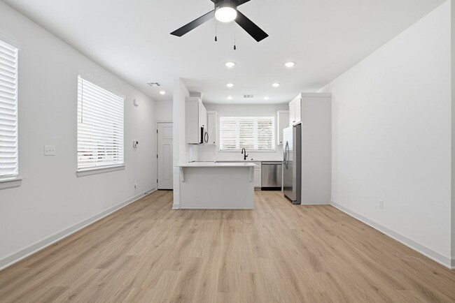 Building Photo - 3 Bed | 2 Bath Luxury Duplex