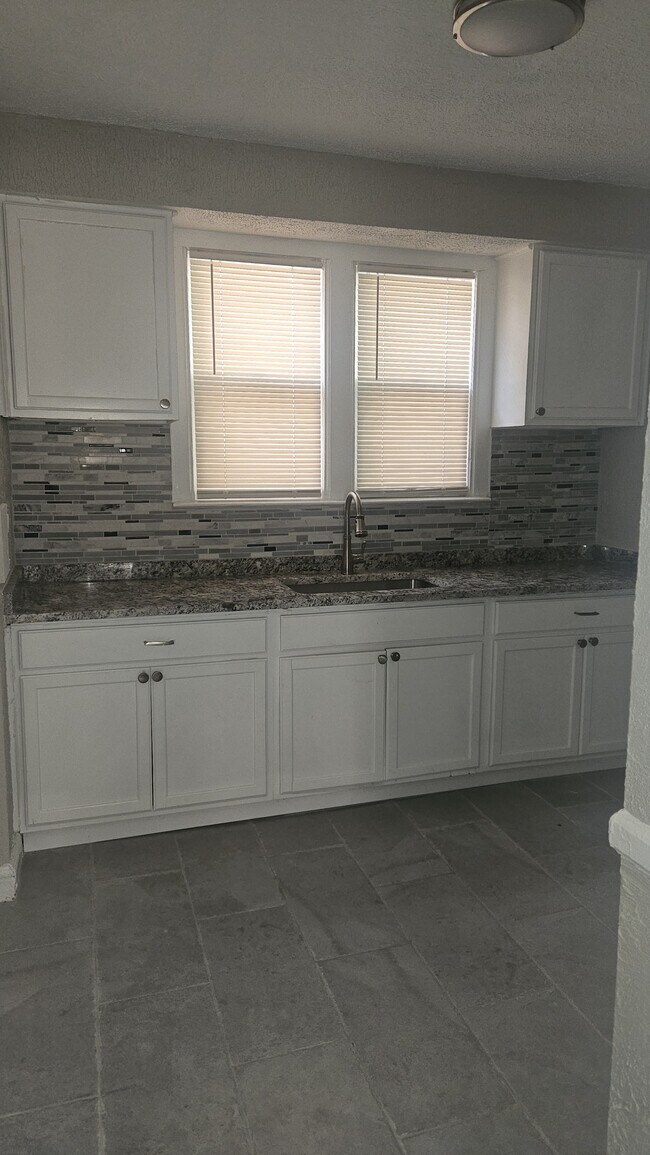 Foto del edificio - 16232 Birwood St