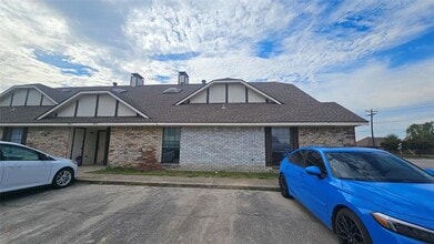 Building Photo - 3028 N Bell Ave