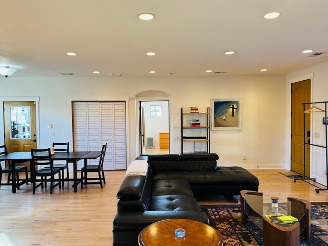 Building Photo - 412 Grove St SE