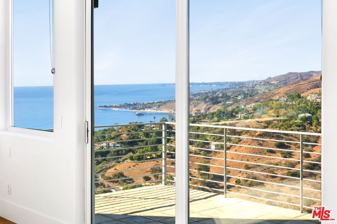 Foto principal - 3203 Rambla Pacifico St