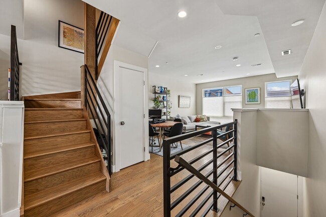 Foto del edificio - Gorgeous Upper Level 2BR/2.5BTH Condo with Rooftop Deck and Reserved Parking!