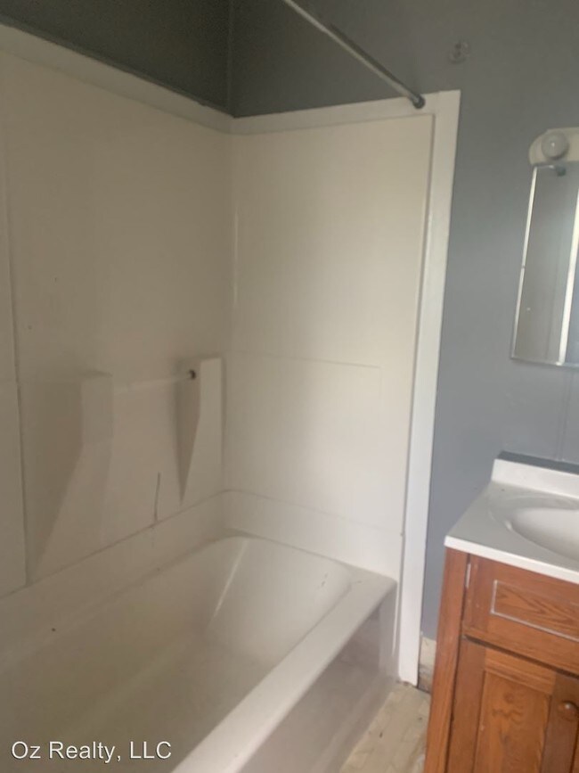 Building Photo - 3 br, 1 bath Apartment - 4138 Lewis Ave