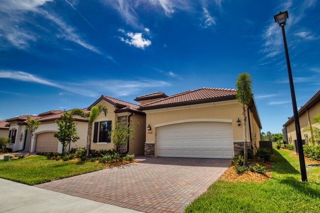 Building Photo - Seasonal Short-Term Heated Pool Home In Sa...