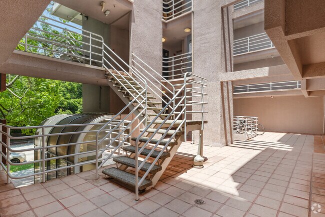 Escaleras - Veteran Plaza