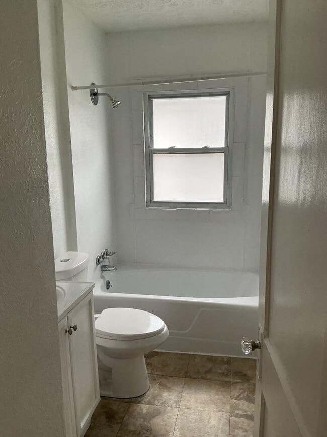 Foto del edificio - 3428 W 117th St