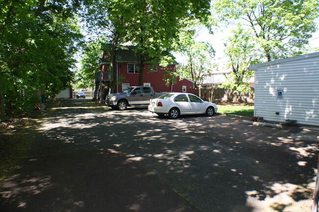 Foto del edificio - 716 W Main St