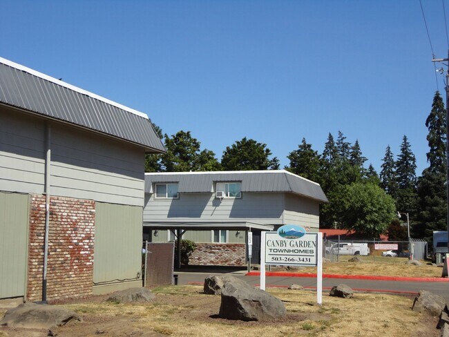 Foto del edificio - Charming 2 Bed, 1 Bath Canby Townhouse-Style Duplex!