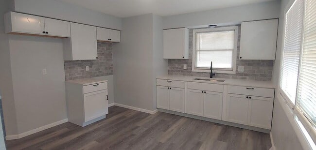 Building Photo - 8632 Broadway Dr