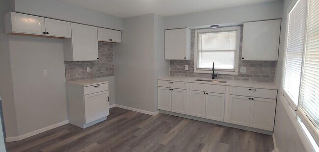 Foto del edificio - 8632 Broadway Dr